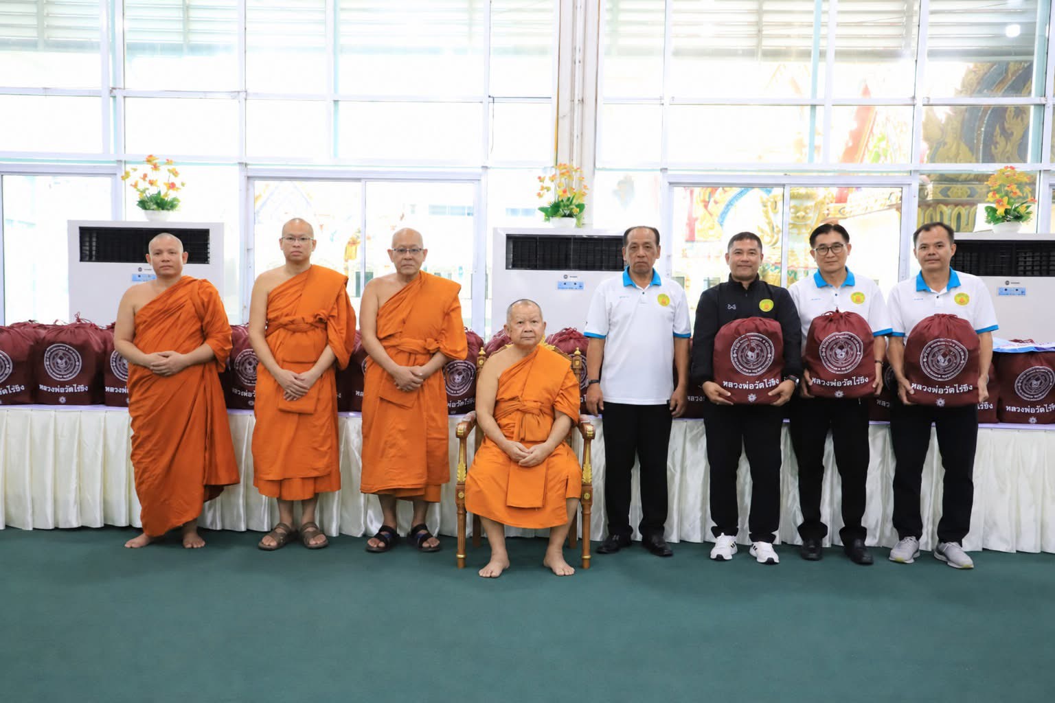 วัดไร่ขิง พระอารามหลวง มอบสิ่งของบรรเทาความเดือดร้อนให้ญาติโยมที่ถูกน้ำท่วมในพื้นที่